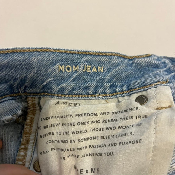 American Eagle light wash distressed mom jean denim 0 - Picture 6 of 8